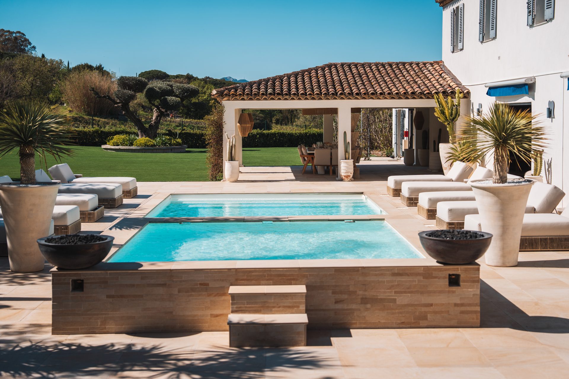 Terrasse piscine et jacuzzi de Villa Carpe Diem — espace lounge luxe Saint-Tropez