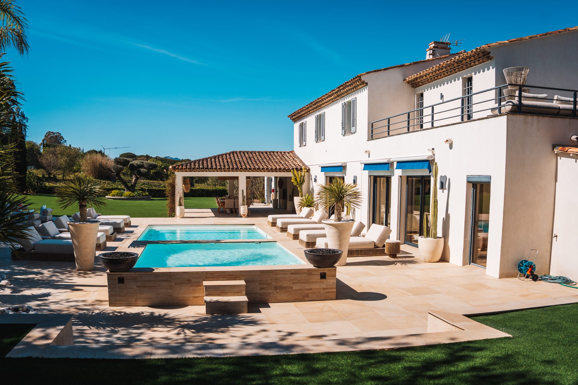 Villa Carpe Diem Saint-Tropez — vue principale sur la piscine chauffée, le jacuzzi 8 places et le pavillon dining