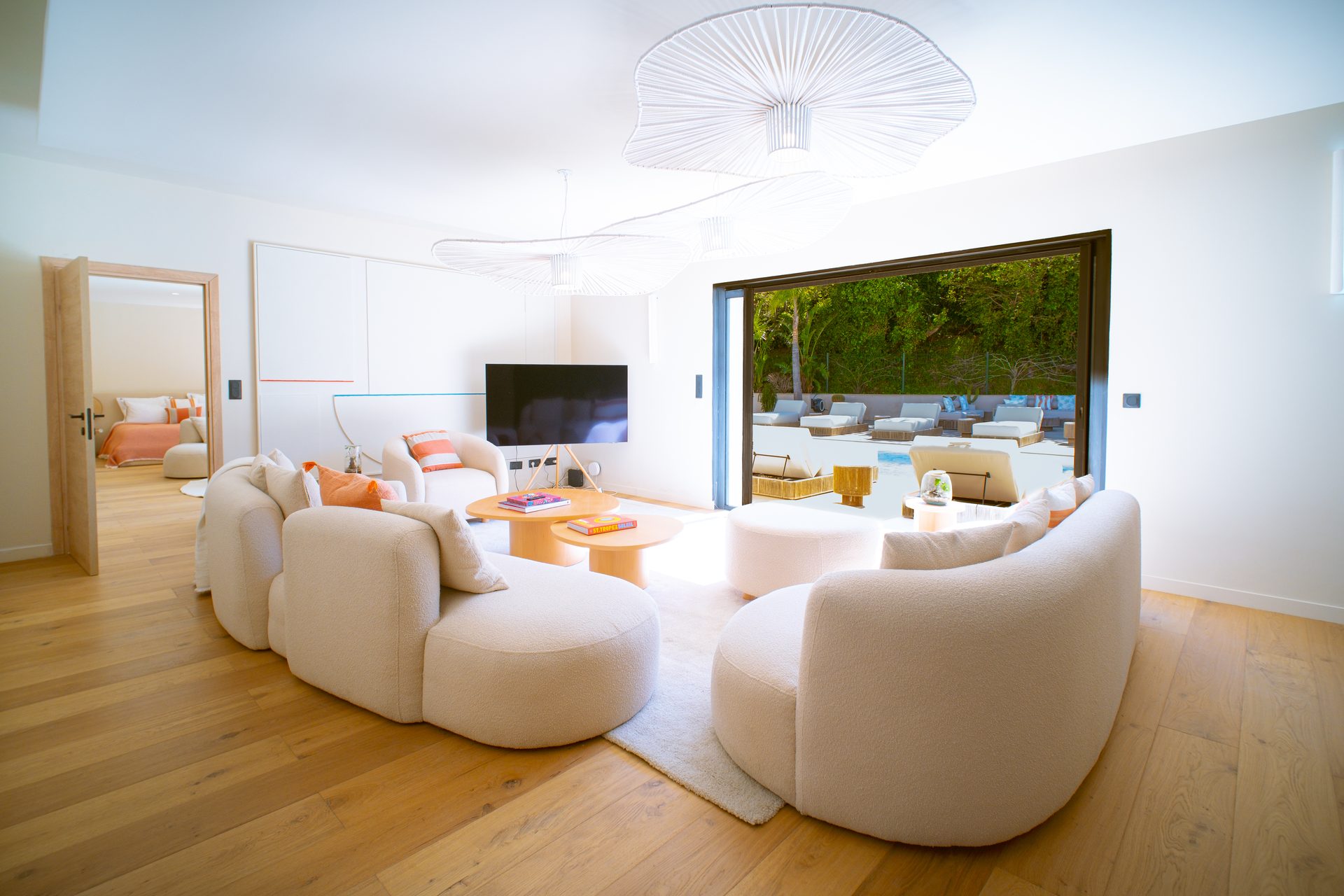 Grand salon de Villa Carpe Diem — lustre Vertigo, parquet chêne naturel, baie vitrée rétractable