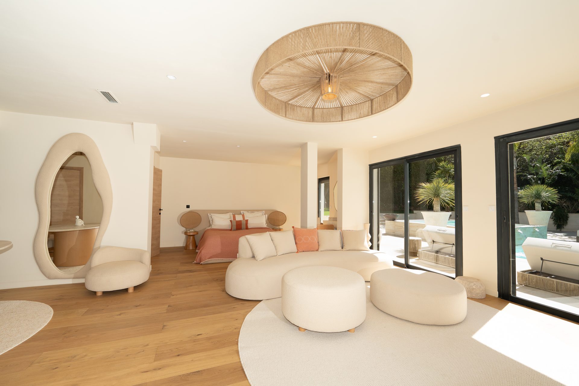 Suite master Villa Carpe Diem — accès direct piscine, lit king size, salle de bain spa