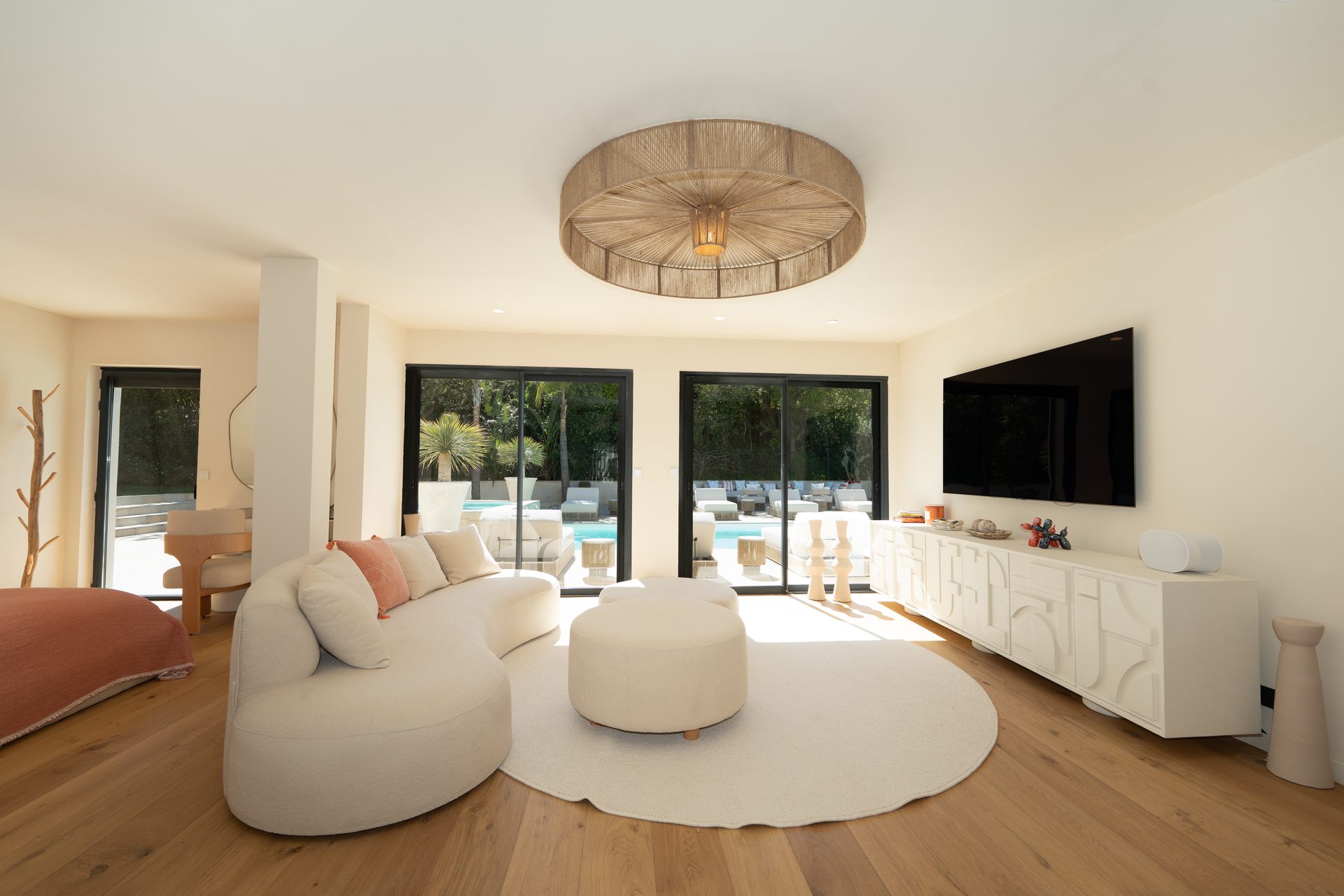 Suite master Villa Carpe Diem — mobilier sculpturel, lumière naturelle, accès terrasse piscine