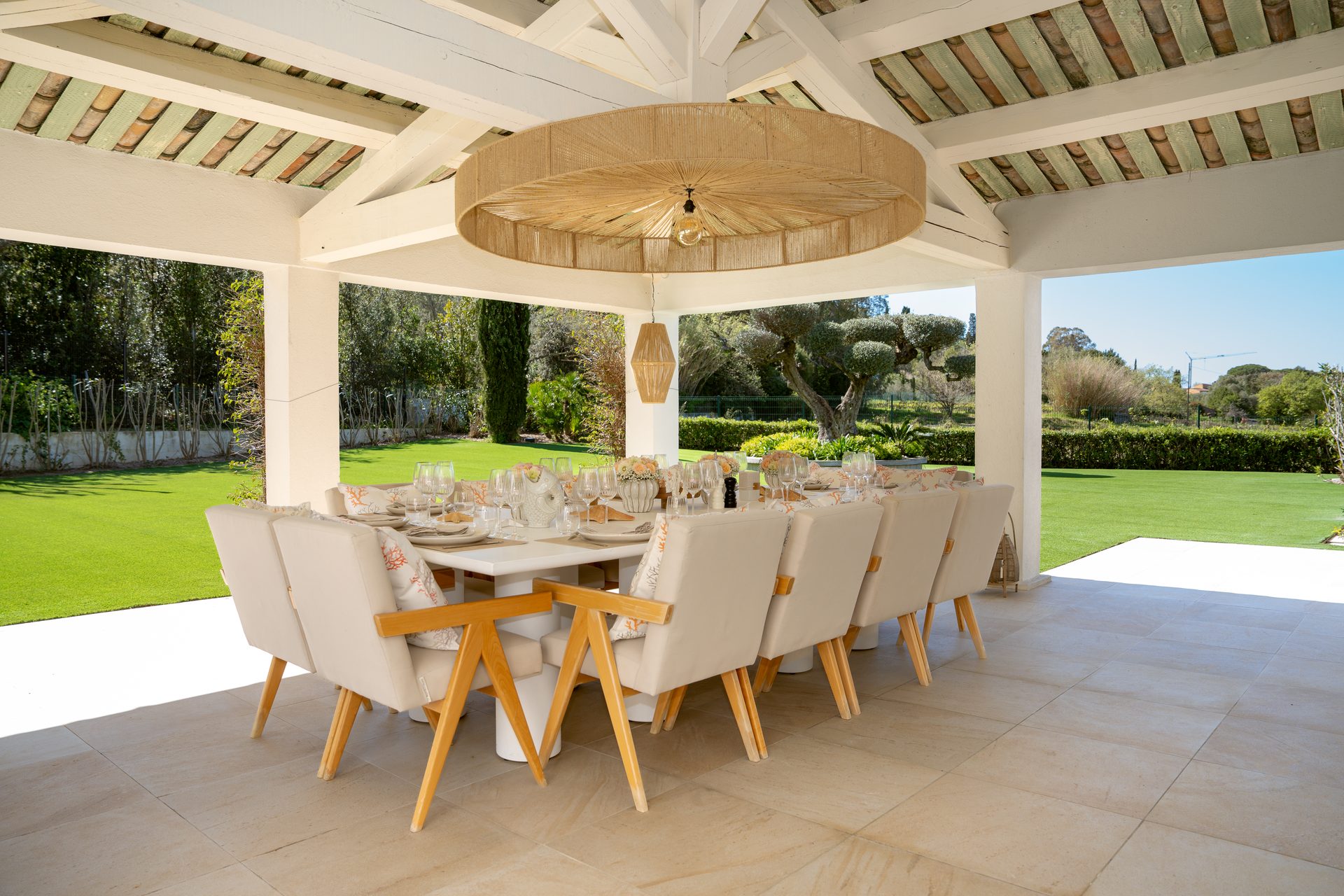 Pavillon dining extérieur couvert 12 couverts — Villa Carpe Diem, vue piscine et oliviers