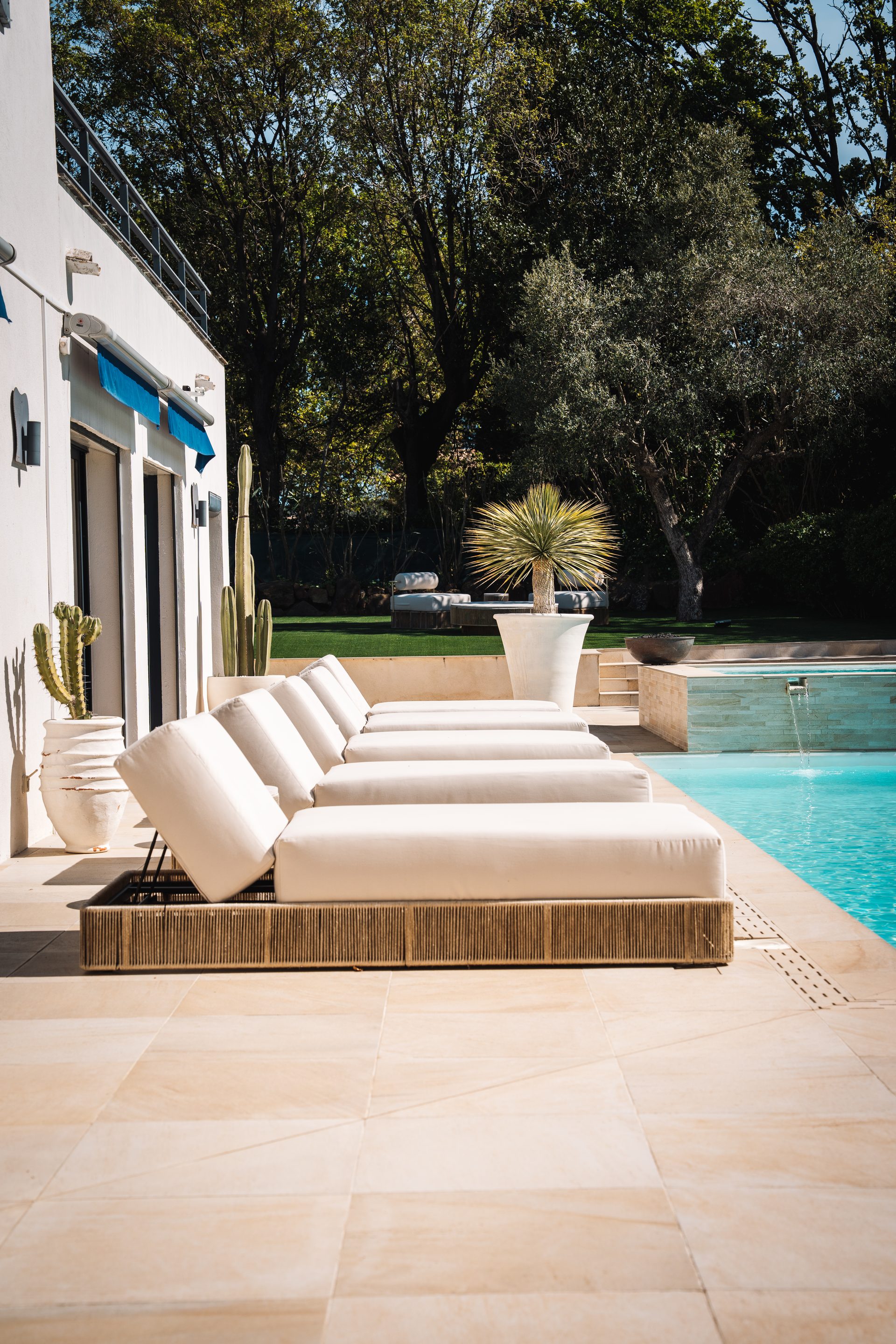 Transats designers au bord de la piscine chauffée — Villa Carpe Diem Saint-Tropez
