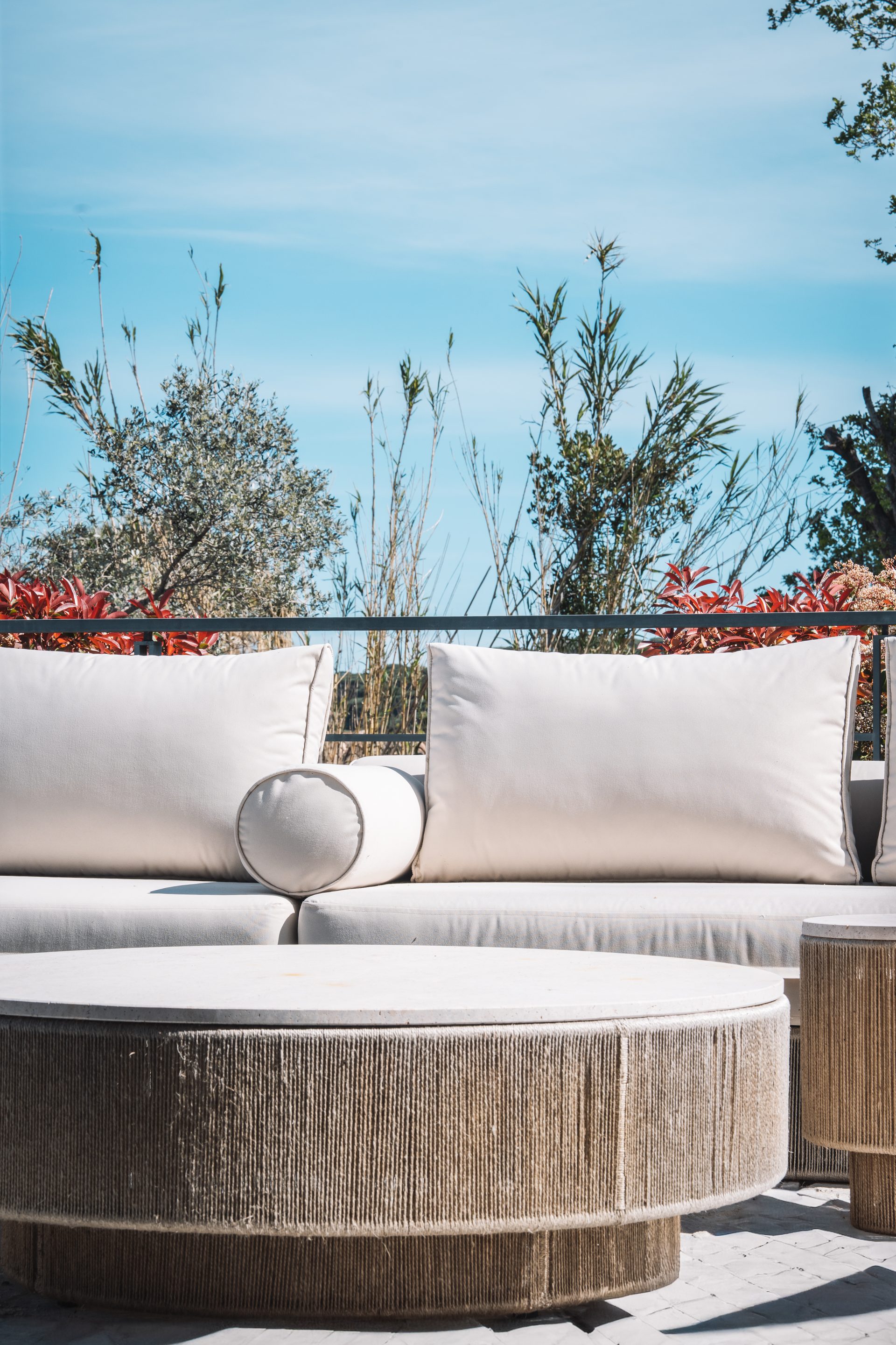 Terrasse rooftop Villa Carpe Diem — lits de jour designers, vue panoramique sur la canopée provençale